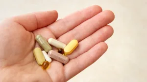 compéments alimentaires dans une main