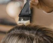 application d'une coloration à la racine
