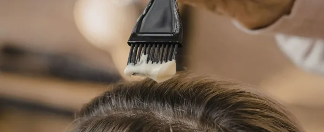 application d'une coloration à la racine