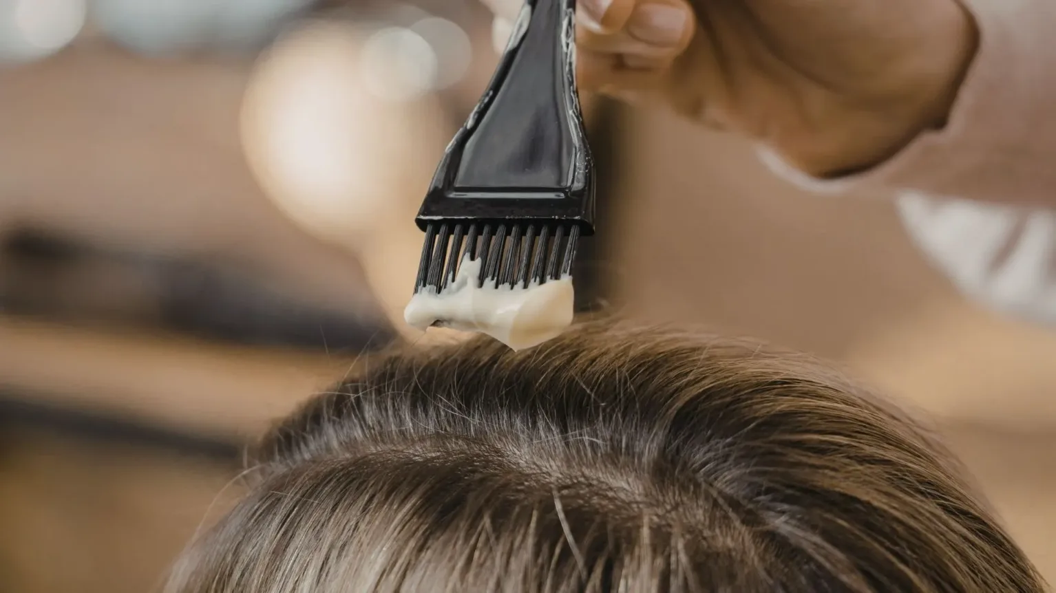 application d'une coloration à la racine