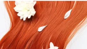 coloration cheuveux roux et fleur blanche 