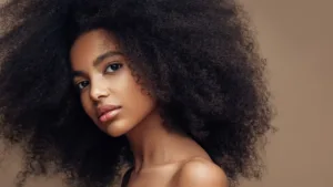 femme avec un affro 