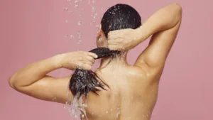 femme avec les cheuveux mouillés