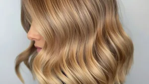 femme de profil avec une coloration blode