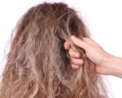 cheveux blond bouclés abîmé secs