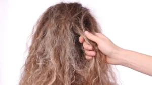 cheveux blond bouclés abîmé secs