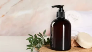 présentation de produits cosmétiques sous forme liquide et solide