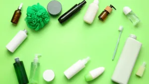 produits cométique sur fond vert
