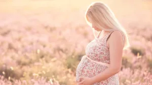 femme enceinte dans une prairie