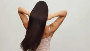 femme de dos avec des cheveux long