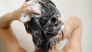 femme qui se fait un shampoing