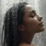 femme sous la douche qui se rince les cheveux