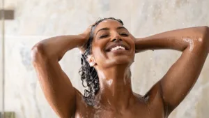femme qui rince son shampoing