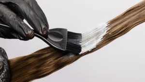 coloration d'une mèche de cheveux au pinceau
