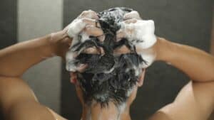 Un homme se fait un shampoing