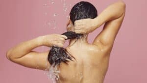 Une femme se mouille les cheveux
