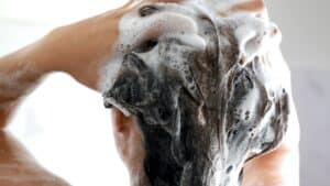 Shampoing anti-pelliculaire bio sur une femme