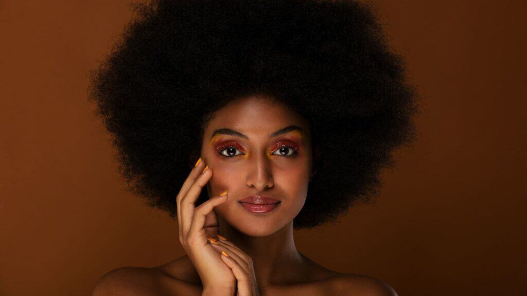 Une femme avec un afro pour un soin cheveux crépus