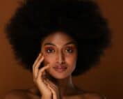 Une femme avec un afro pour un soin cheveux crépus