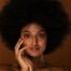 Une femme avec un afro pour un soin cheveux crépus