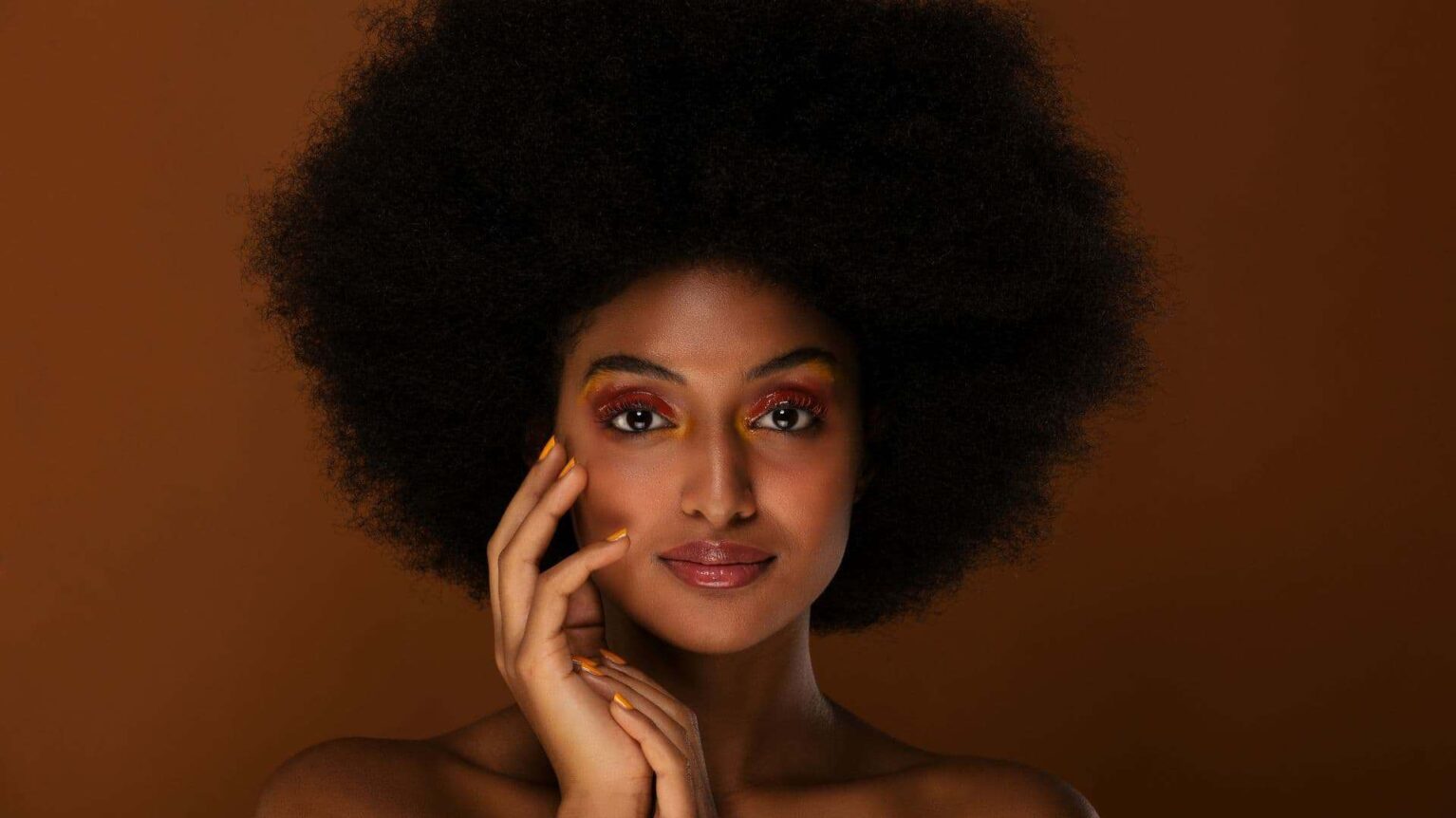 Une femme avec un afro pour un soin cheveux crépus